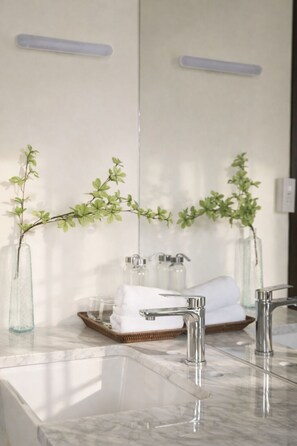 Bathroom - Elegant Cozy Home• 3 Bed rooms • Central • Near Beach • Stay to 10 pax (Nha Trang)