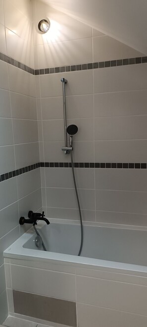 Bathroom - Townhouse with Garden for 6, Private Terrace and Wi-Fi (Tiffauges)