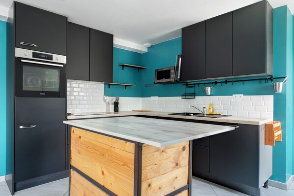Kühlschrank, Mikrowelle, Ofen, Herdplatte