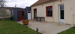 Exterior - Townhouse with Garden for 6, Private Terrace and Wi-Fi (Tiffauges)