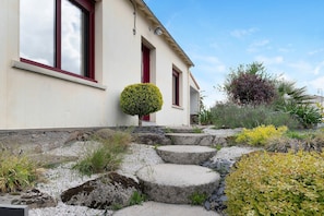Property grounds - Townhouse with Garden for 6, Private Terrace and Wi-Fi (Tiffauges)