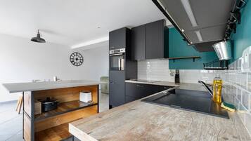 Refrigerador, microondas, horno, placa de cocina