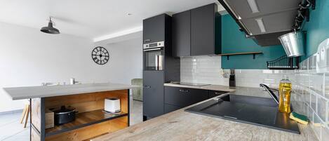 Geladeira, micro-ondas, fogão, cooktop
