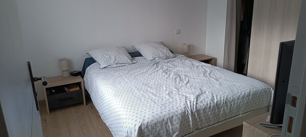 Room - Townhouse with Garden for 6, Private Terrace and Wi-Fi (Tiffauges)