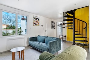 TV - Townhouse with Garden for 6, Private Terrace and Wi-Fi (Tiffauges)