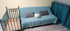 Room - Townhouse with Garden for 6, Private Terrace and Wi-Fi (Tiffauges)