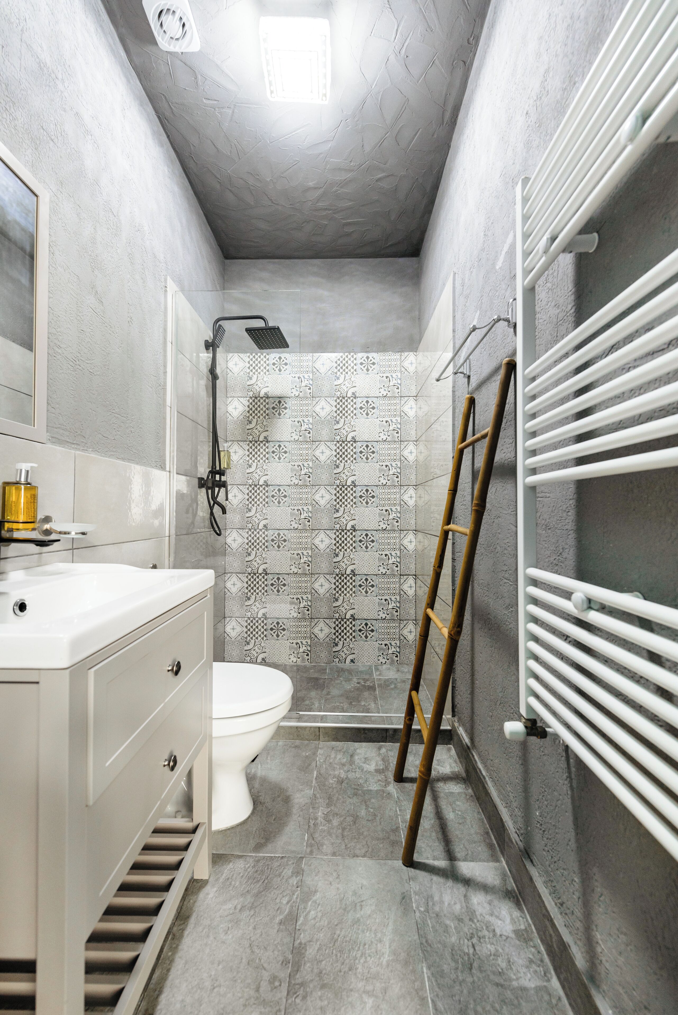 Une salle de bain équipée d’une douche, de toilettes et d’un meuble-lavabo avec un miroir et un savon.