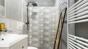 Une salle de bain équipée d’une douche, de toilettes et d’un meuble-lavabo avec un miroir et un savon.