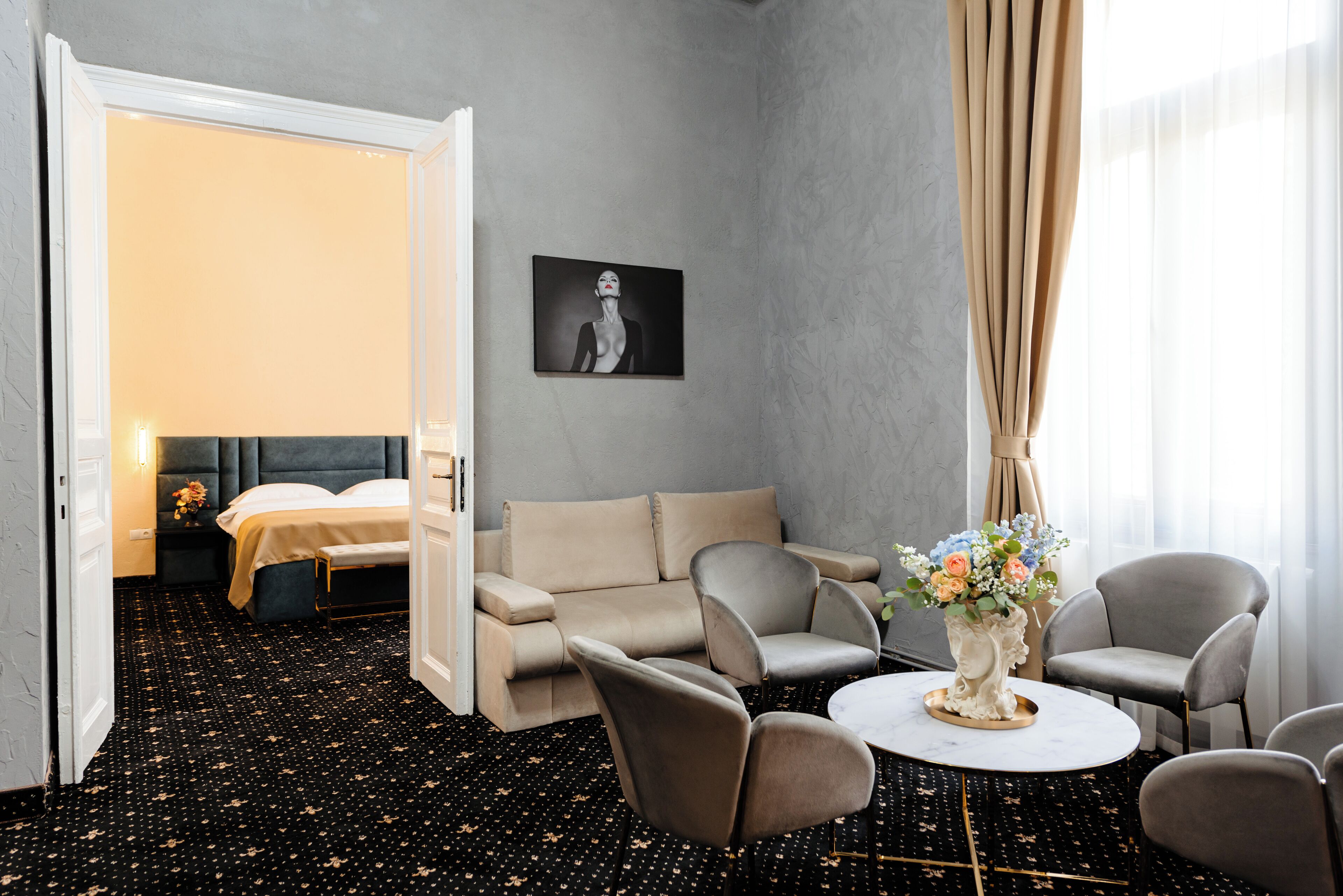 Suite, 2 camere da letto | Area soggiorno | TV a schermo piatto 80 cm con canali via cavo