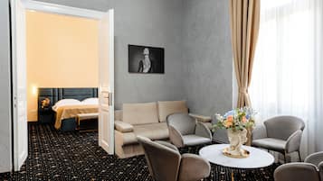 Suite, 2 camere da letto | Area soggiorno | TV a schermo piatto 80 cm con canali via cavo