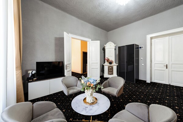 Suite, 2 Schlafzimmer | Wohnbereich | 80-cm-Flachbildfernseher mit Kabelempfang