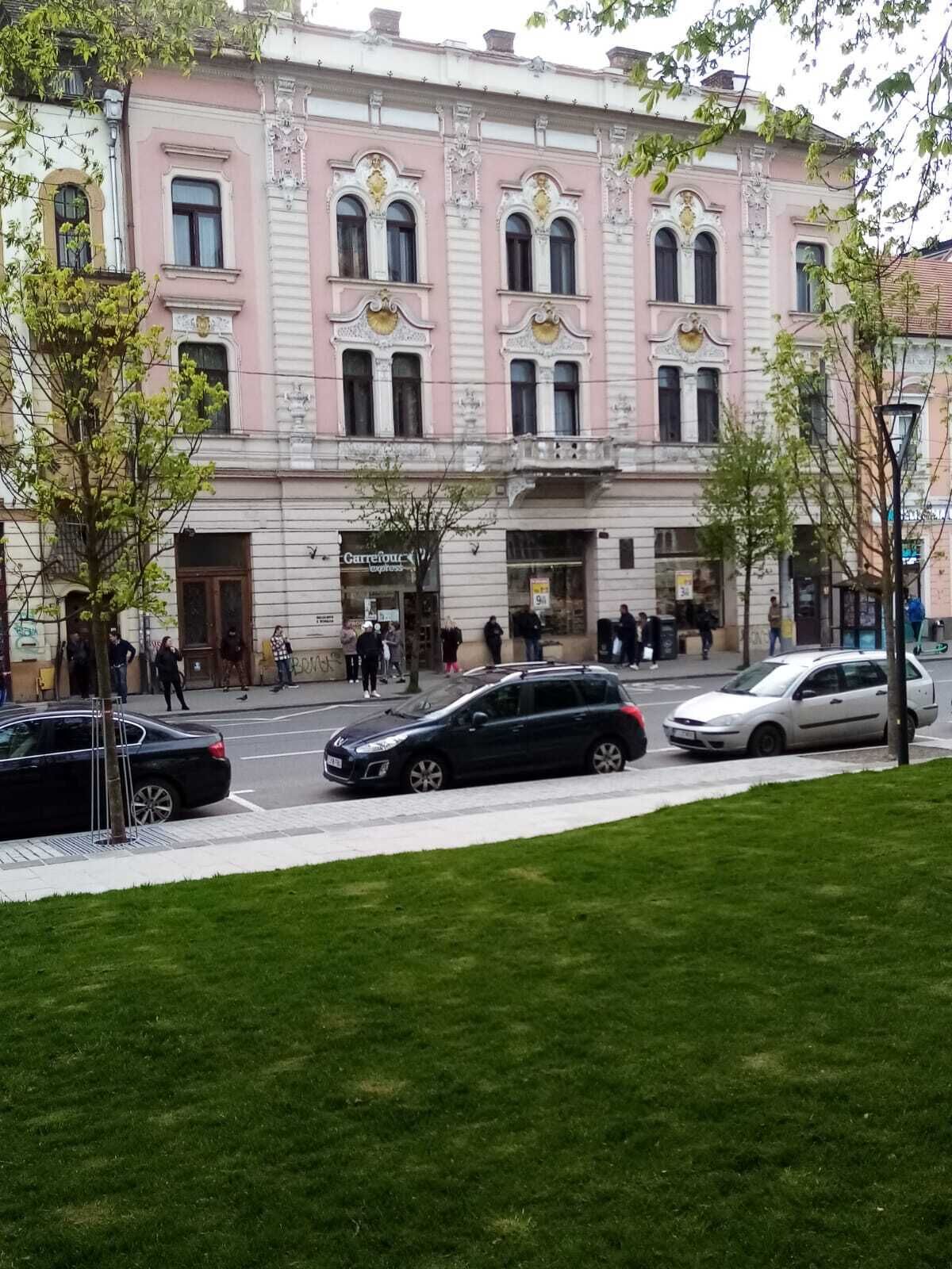 Un edificio histórico de estilo arquitectónico clásico, con detalles ornamentales y ventanas amplias.