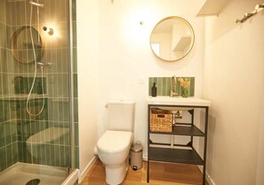 Superior Double Room, Garden View | Bathroom | Shower, towels, soap, shampoo - La Quinta Bordeaux-Bègles (Bègles)