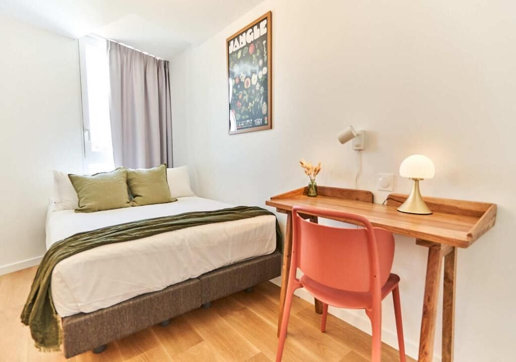 Standaard tweepersoonskamer | Een bureau, een laptopwerkplek, gratis wifi