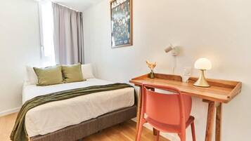 Standaard tweepersoonskamer | Een bureau, een laptopwerkplek, gratis wifi