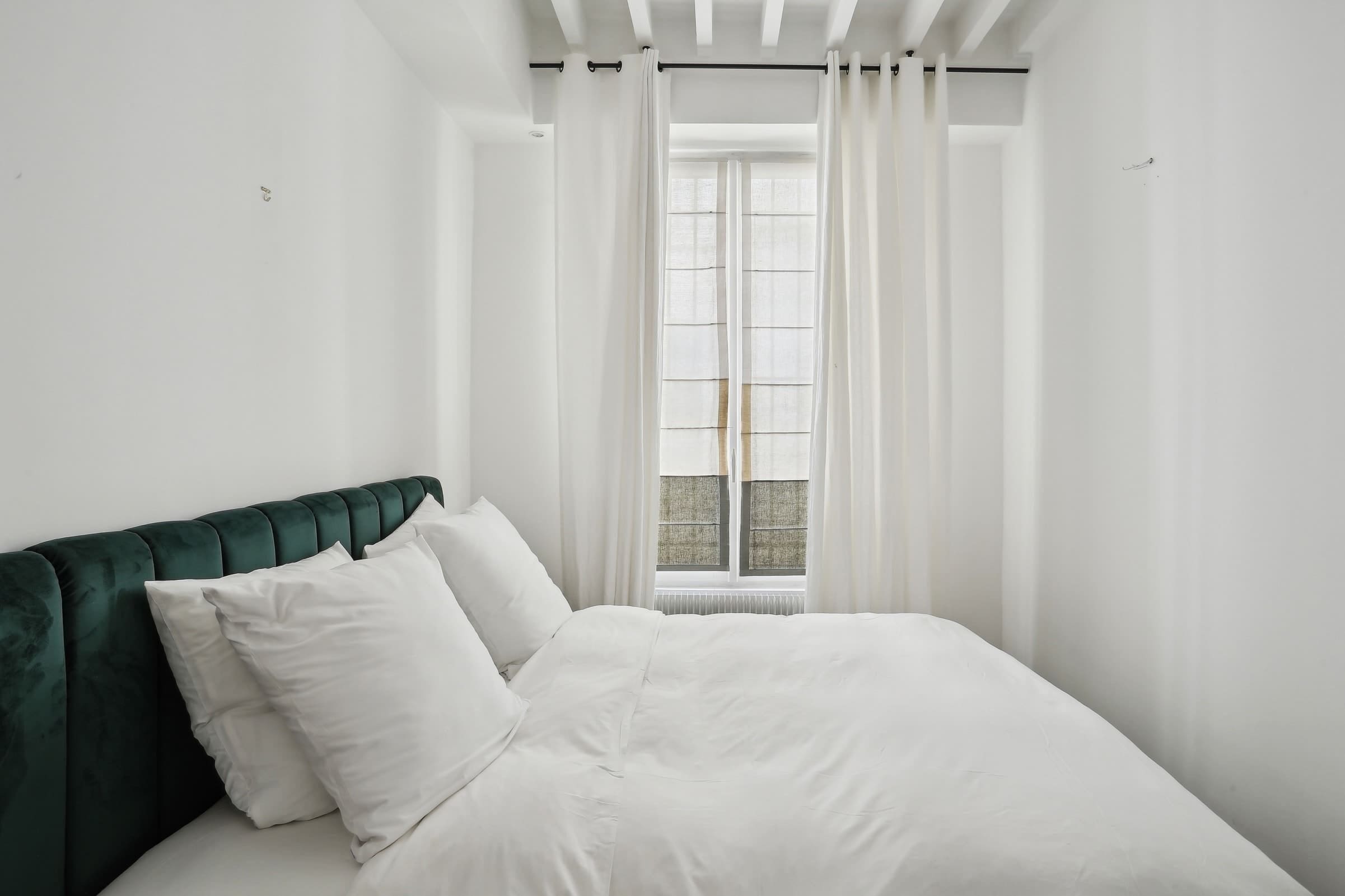 2 slaapkamers, een bureau, een strijkplank/strijkijzer, reisbedje