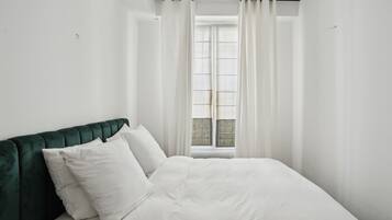 2 slaapkamers, een bureau, een strijkplank/strijkijzer, reisbedje