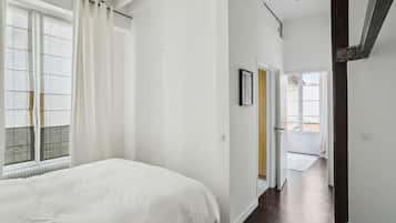 2 Schlafzimmer, Schreibtisch, Bügeleisen/Bügelbrett, Reisekinderbett