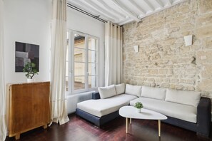 TV, offices - Spacious 2BR in The Heart of Saint Germain (Paris)
