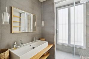 Shower, hair dryer, towels, shampoo - Spacious 2BR in The Heart of Saint Germain (Paris)