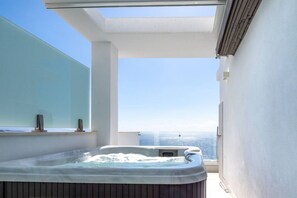 Indoor spa tub
