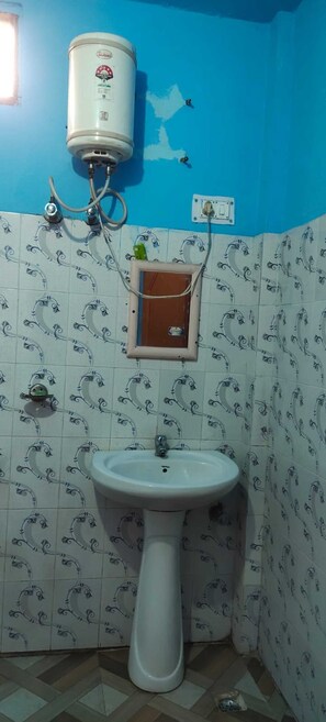 Phòng dành cho gia đình | Phòng tắm | Buồng tắm vòi sen, khăn tắm, xà phòng 