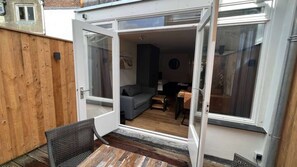 Une pièce dotée d’une porte-fenêtre coulissante donnant sur un espace extérieur.