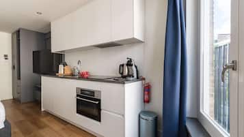 Kjøleskap, mikrobølgeovn, ovn og oppvaskmaskin