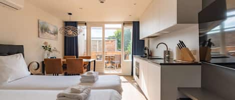 Desk, iron/ironing board, WiFi, bed sheets