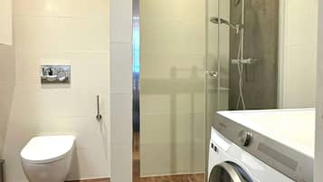 Een haardroger, handdoeken