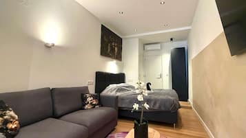 1 slaapkamer, een bureau, een strijkplank/strijkijzer, wifi