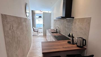 Een koelkast, een magnetron, een oven, een kookplaat