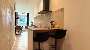 Een koelkast, een microgolfoven, een oven, een kookplaat