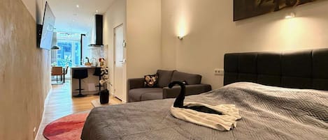 1 makuuhuone, työpöytä, silitysrauta/-lauta, Wi-Fi