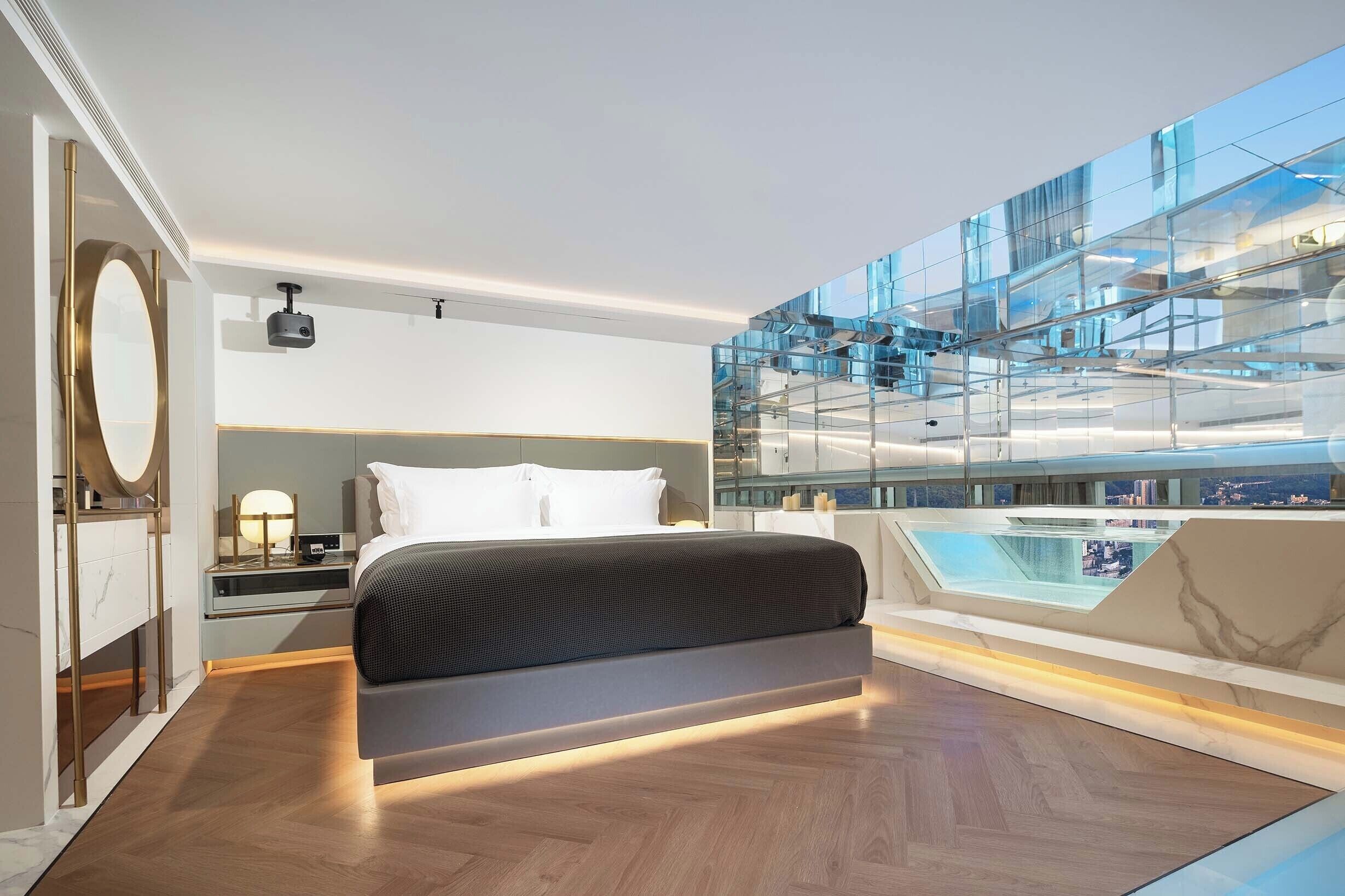 Luxury Suite, City View