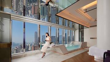 Suite panorámica, bañera de hidromasaje, vistas al río | Baño | Zapatillas