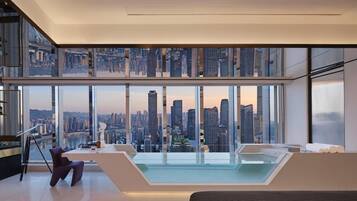 Suite panorámica, bañera de hidromasaje, vistas al río | Caja fuerte, cortinas opacas, sistema de insonorización