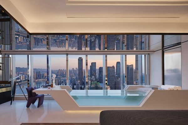 Panoramic Suite, Hot Tub, River View | Gebar bulu kapas, peti besi dalam bilik, langsir/tirai gelap terus