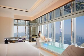 270° Panoramic Peninsula River View Suite (3m Private Hot Tub)
