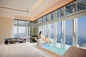270° Panoramic Peninsula River View Suite (3m Private Hot Tub) | Down comforters, in-room safe, blackout drapes, soundproofing
