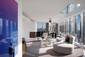 Luxury-Suite, Whirlpool, Stadtblick | Daunenbettdecken, Zimmersafe, Verdunkelungsvorhänge