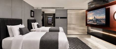 Habitación de hotel moderna con una cama grande, televisión y vistas a las montañas.