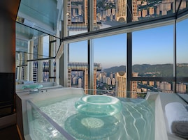 180° River View King Room (Oversized Private Hot Tub) | Down comforters, in-room safe, blackout drapes, soundproofing