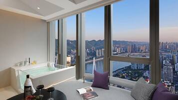 Peninsula River View King Room with Private Hot Tub | Down duvets, in-room safe, blackout curtains, soundproofing