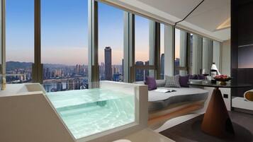 Habitación básica doble, bañera de hidromasaje, vistas al río | Baño | Zapatillas