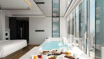 270° Panoramic Peninsula River View Suite (3m Private Hot Tub) | Down duvets, in-room safe, blackout curtains, soundproofing