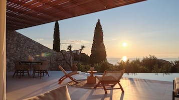Seasonal outdoor pool, pool umbrellas, sun loungers