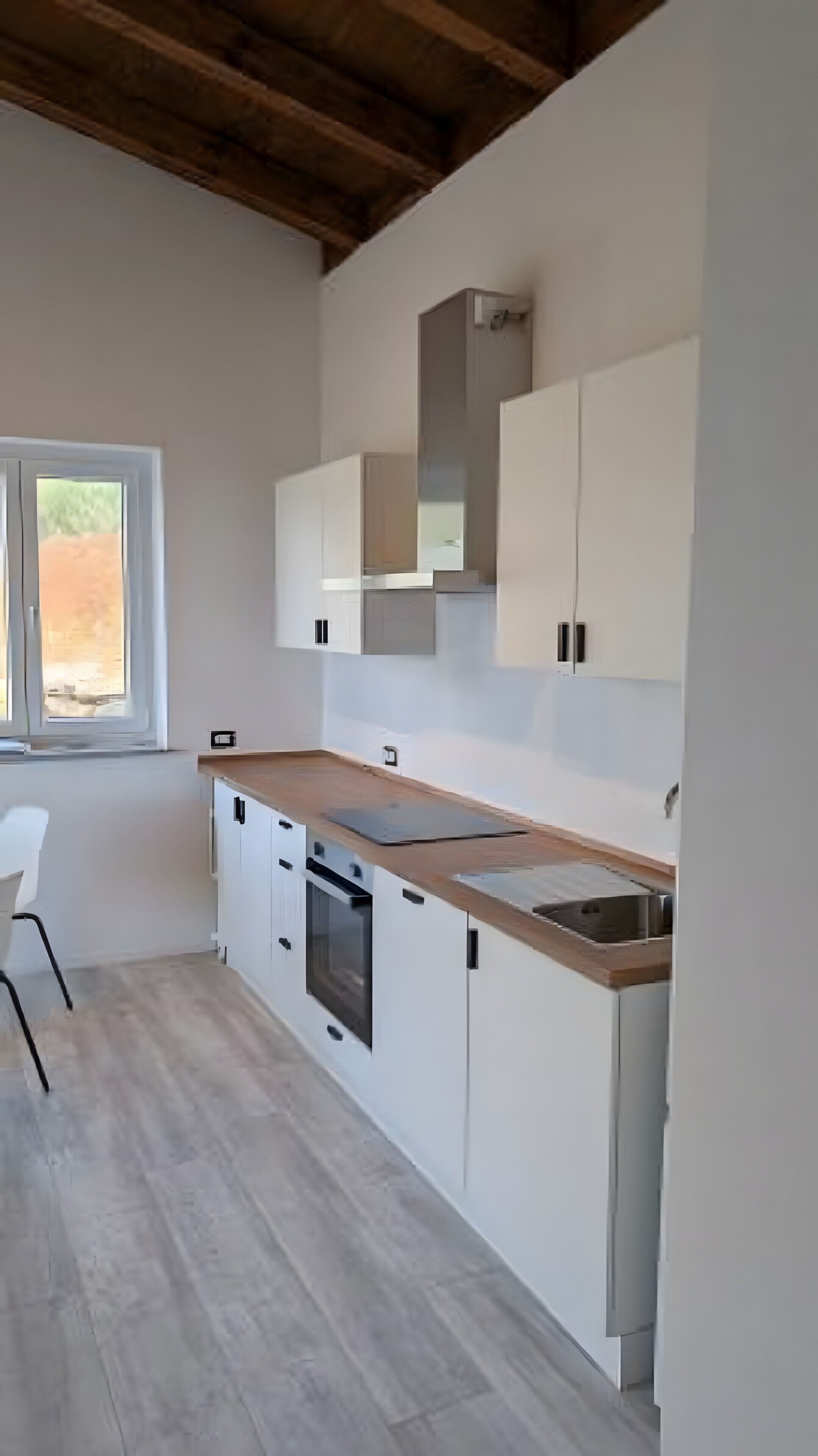 Kjøleskap, kokeplater, kaffetrakter/tekoker og kjøkkenutstyr