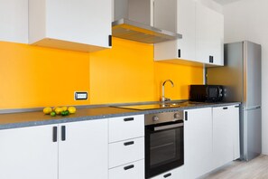Frigorífico, microondas, horno y placa de cocina
