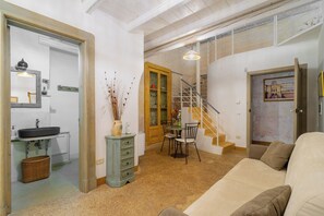 Junior Suite, Balcony, Courtyard View | Living area | Smart TV - B&B Corte Kampánes (Gallipoli)